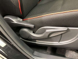 運転席シート座面は上下アジャスター付きです。お好みの位置に調整可能です。