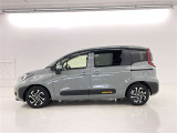両側パワースライドドア付きだから、狭い駐車スペースなどでの 乗り降りラクラク!小さなお子さまのいるご家庭には嬉しい装備。