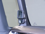 停車時や発進時、対向車とのすれ違いや路肩に寄せるときなど、車両左側前方を確認するときに役立ちます。