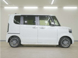 リアには左右スライドドアを採用。狭い駐車場でも開閉しやすく、強風の日でもドアが煽られにくくなっております。小さなお子さまやご年配の方も安心して乗り降りできます。