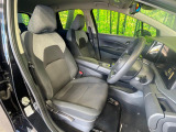 運転席まわりには十分なスペースがあり、大柄な方でもゆったり運転していただける環境です。
