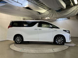 運転席側も電動スライドドアになってます。ショッピングなどでのお買い物時手がふさがっていてもドアに軽く触れるかリモコンで開閉できるので便利です!