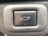 【パワーバックドア】スマートキーや運転席のボタンを押すだけでリアゲートが自動で開閉します!荷物を持っている時や、高い位置にあるバックドアを閉める際に便利な機能です♪