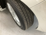 安全に走行するためには空気圧の確認をはじめ溝の深さ、ひび割れの等の点検が必要です。点検時に交換が必要と判断した場合は交換いたします。