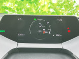 視認性の高いメーターで、走行情報を確認しやすいです。車両情報もわかりやすく表示され、運転状況を把握できます。