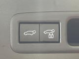 【パワーバックドア】スマートキーや運転席のボタンを押すだけでリアゲートが自動で開閉します!荷物を持っている時や、高い位置にあるバックドアを閉める際に便利な機能です♪