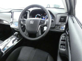 高級感のある運転席回り♪乗っていて落ち着けるデザインです。もちろん使い勝手もとても良いです。