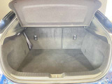 目隠しとなるトノカバーを備えた安心の荷室空間。外から荷物が見えないためプライバシーや防犯面でも安心です。6:4分割可倒式シートを採用し、荷物の大きさや乗員に合わせて柔軟にアレンジできます。