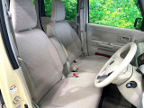 運転席まわりには十分なスペースがあり、大柄な方でもゆったり運転していただける環境です。