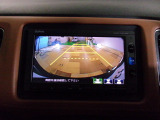 バックカメラの画像です。ガイドラインがスムースな車庫入れをサポートいたします。車庫入れの安心感がアップしますね。