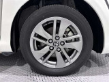 アルミホイールを装備、タイヤサイズは185/60R15です。