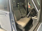 運転席、助手席です。座面も広くゆったりと座れてアームレストも付いているので重宝します。