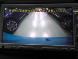 【リアカメラ】後方確認をサポートします。ギヤをR(リバース)に入れると、自動的にナビ画面が切り替わります。