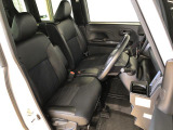 運転席の座面高さを調整できるシートリフターが付いています。フロントシートはベンチシートを採用で、座面も広く使い勝手もいいですよ♪