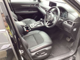 運転席はまっすぐな姿勢でシートに座り、足を自然に伸ばして操作できる位置各ペダルを配するという理想的なレイアウトを実現しています!ぜひMAZDAのドライビングポジションをご体感ください。