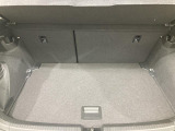 ●すっきりとした見た目のスクエア形状のラゲッジスペースです。また荷物が多い時、急なお買いものの際にもリヤシートを倒していただくことにより十分なスペースを確保できます。