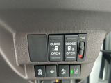 運転席の手元で両側スライドドアの開閉操作が可能です。
