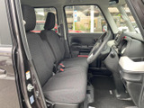 広々とした室内空間が魅力。運転席からの視界も広く、運転操作もスムーズに行えます。快適なドライブをサポートする空間です。