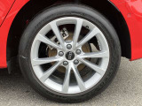 17インチ純正アルミホイール装備 全車両に標準装備の純正アルミホイールは、純正ならではのバランスの良いデザインと、走行安定性をお楽しみ頂けます。