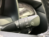 操作しやすいウインカーレバーで、スムーズな車線変更をサポート。直感的な操作感で、安全運転に貢献します。運転操作のしやすさを追求。