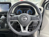 握りやすいステアリングは、運転操作をスムーズにします。操作性も良く、快適なドライビングをサポートします。