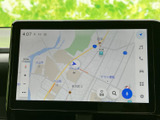 見やすい地図表示で、初めての道でも安心です。渋滞情報も確認できるので、スムーズな移動をサポートしてくれます。
