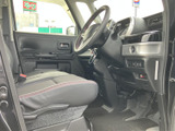 運転席周りは、シンプルで機能的なデザインです。操作しやすい配置で、快適な運転をサポートします。