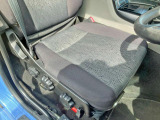 運転席座面にヘタリがあります。