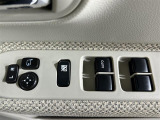 【パワーウインドウ】運転席のスイッチで、各席の窓ガラスの開閉ができます。あると便利ですよね。