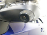 助手席側で見えにくい左前方の映像を、車内のマルチファンクションディスプレイに映し出します。前方への駐車や左寄せ、狭い道でのすれ違いなど、さまざまなシーンで安心して運転できる便利な機能です。