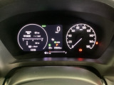ハイブリット車専用のメーターです。右側の大型スピードメーターに加え、ステアリングスイッチを使って左のマルチインフォメーション・ディスプレイで燃費や動力伝達などの情報が見れるようになっています。