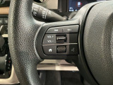 ステアリングにオーディオ操作スイッチが付いています。オーディオ画面に直接タッチしなくても操作が出来ますので、運転に集中できます。