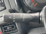 【オートワイパー(AUTO)】雨が降り出した時に、雨滴検出用センサー(レインセンサー)が雨滴を感知すると、自動でワイパーが動作します。