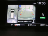 パノラミックビューモニター付きです。車両を上から見たような映像をディスプレイオーディオ画面に表示。運転席からの目視だけでは見にくい、車両周辺の状況をリアルタイムでしっかり確認できます。