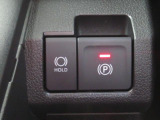 電動パーキングブレーキ&オートブレーキホールド機能付。「HOLD」スイッチを押しシステムONの状態にしておくことで信号待ちでブレーキを踏んで停車時ブレーキペダルから足を離してもブレーキを保持。楽です。