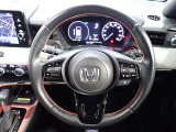 ハンドル左側にはオーディオ操作が出来るオーディオリモートコントロールスイッチ、右側にはHonda SENSINGとオートクルーズコントロールのスイッチを装備!