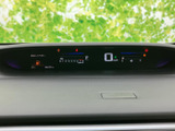 視認性の高いメーターで、運転に必要な情報をわかりやすく表示。運転に集中できる環境が整っています。明るさ調整も可能です。