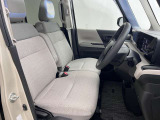 運転席も広くゆとりのある室内です