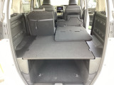後席は分割可倒式で、用途に合わせてアレンジ可能。荷物の量や乗車人数に応じて柔軟に使える便利なシートです。