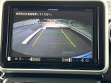 後方確認をサポートするモニター画面。駐車時の安全性を高め、狭い場所でもスムーズに駐車できます。運転に自信がない方にもおすすめです。
