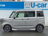 純正アルミで全体的にデザインがまとまっています。車も人も、オシャレはまずは足元からですね。
