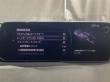 カメラが車線を認識してはみ出しそうになるとステアリングアシストが介入するレーン・キープ・アシストシステムを装備しております。お好みで作動・非作動の設定も可能です。