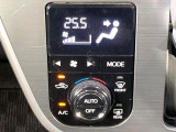 【オートエアコン】一度お好みの温度に設定すれば、車内の温度を検知し風量や温度を自動で調整。暑い&hellip;寒い&hellip;と何度もスイッチ操作をする必要はありません。快適な車内空間には必須の機能ですね♪