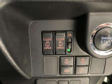 両側パワースライドドアです。両手が荷物でいっぱいの時、どちらからでもドアの開閉がラクラクです♪安全装置も付いているので、お子様の乗り降りも安心の便利機能です。