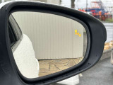 隣車線を走る車両をレーダーで検知し、ドアミラーでは確認しにくい後側方エリアに存在する車両に加え、急接近してくる車両も検知します。車両を検知するとドアミラーに搭載されたLEDインジケーターが点灯します。