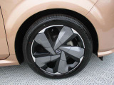 日産純正のアルミホイールが装着されてます。ボディデザインとマッチしておりカッコイイですね。