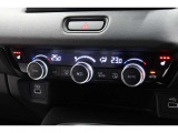 運転席と助手席の温度設定の変更が可能な左右独立タイプのデュアルエアコンです♪♪♪暑がりな人・寒がりな人も誰もが車内を快適にお過ごしいただけます♪♪♪