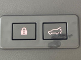 【パワーバックドア】スマートキーや運転席のボタンを押すだけでリアゲートが自動で開閉します!荷物を持っている時や、高い位置にあるバックドアを閉める際に便利な機能です♪