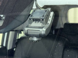 【前後カメラ付きドライブレコーダー】お車の前と後ろをバッチリ記録!事故やトラブルの際、映像が残っていると心強いですね。
