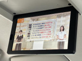 後席のお客様も楽しめるモニターを搭載。長距離移動も退屈させません。